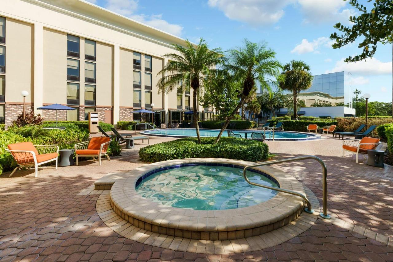 Hampton Inn Ft. Lauderdale-Cypress Creek Форт-Лодердейл Экстерьер фото